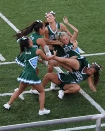 Hilarious Cheerleading Fails That Will Make You Look。